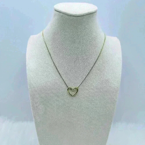 The Classic Heart Pendant in Gold - Picture 4 of 5